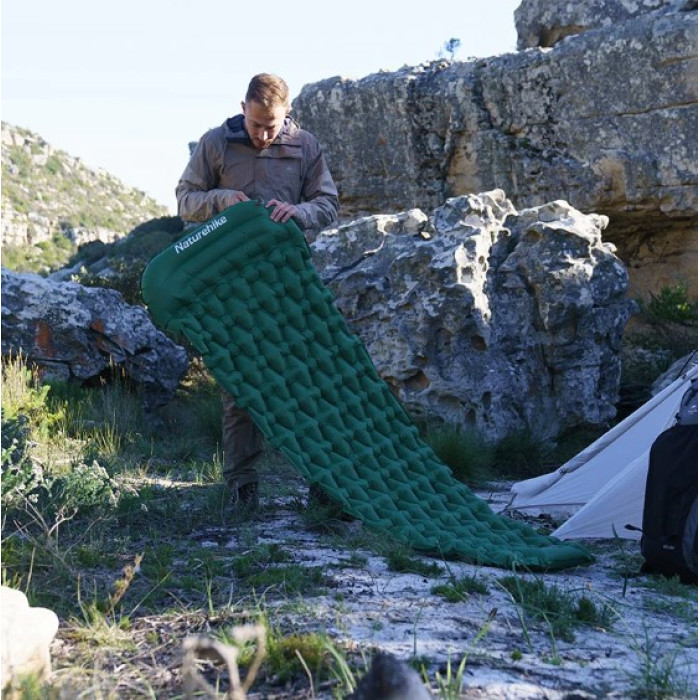 Килимок надувний з подушкою та помпою для надування Naturehike синій (CNK2300DZ0001)