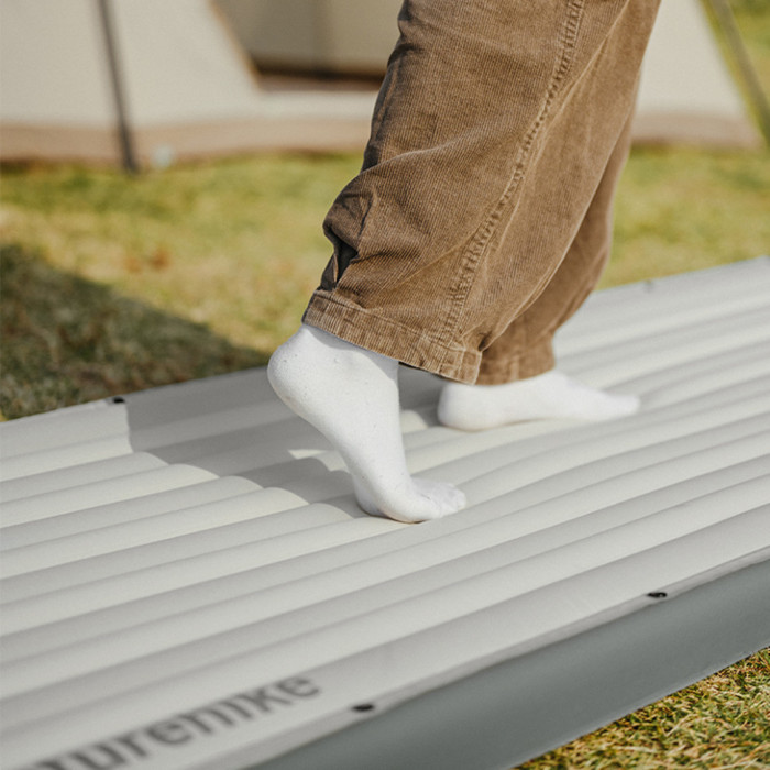 Матрац туристичний надувний одномісний Naturehike CNK2450WS035, 198х68х9.5 см, білий із вбудованою помпою для надування